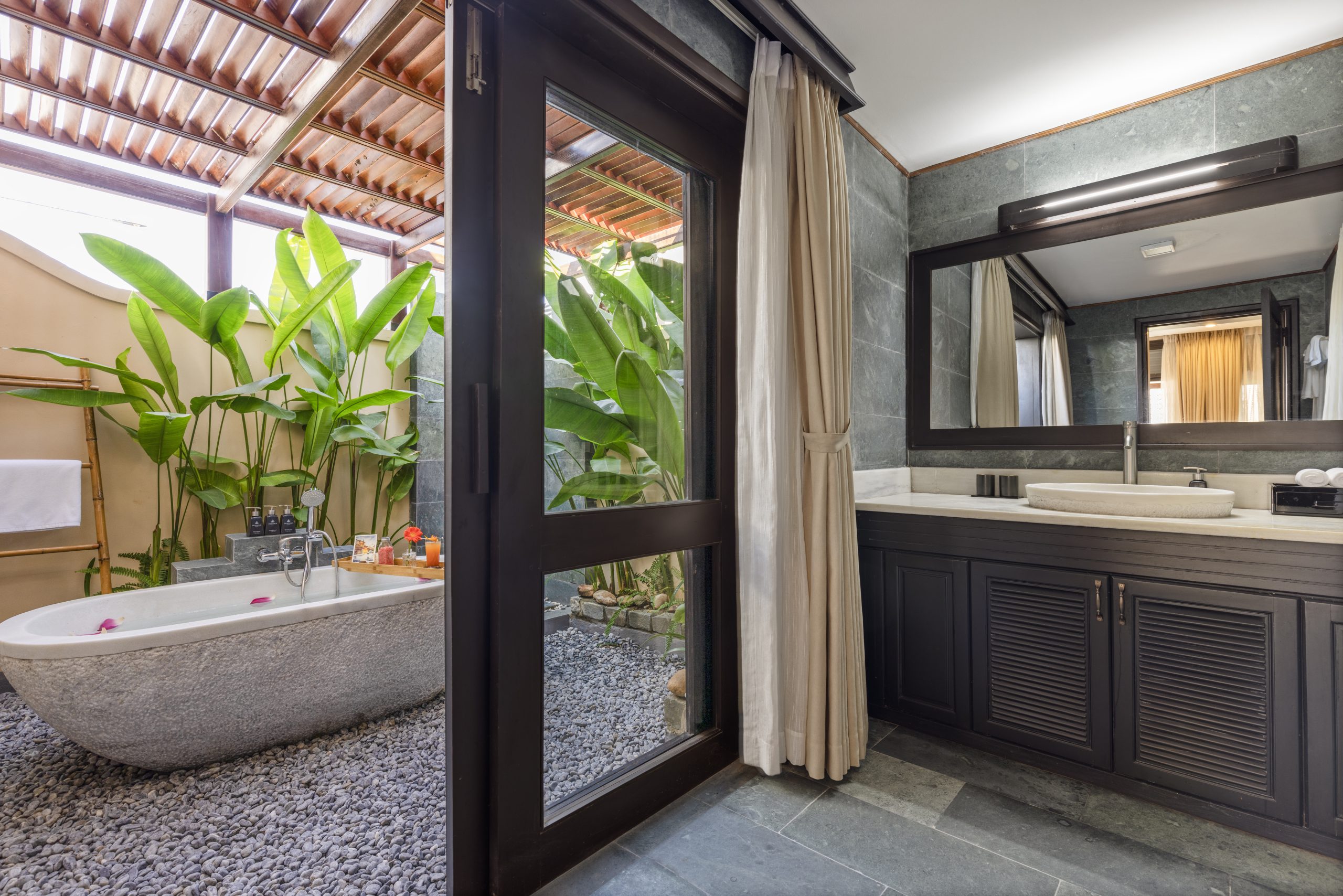 Sứ Executive Suite